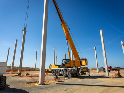 Installation d'un poteau au sol pour la réalisation d'une charpente