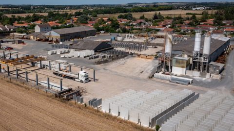 Stock des murs de stockage sur le parc de l'usine de Dange