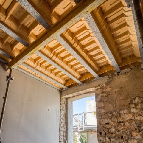 Pose d'un plancher Rectolight pour une rénovation sur un chantier à Berre l'Étang