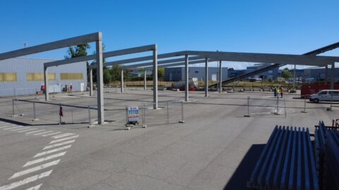 pose d'ombrières industrielles en béton avec panneaux solaires