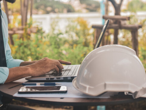 photo d'un homme avec un casque devant un ordinateur